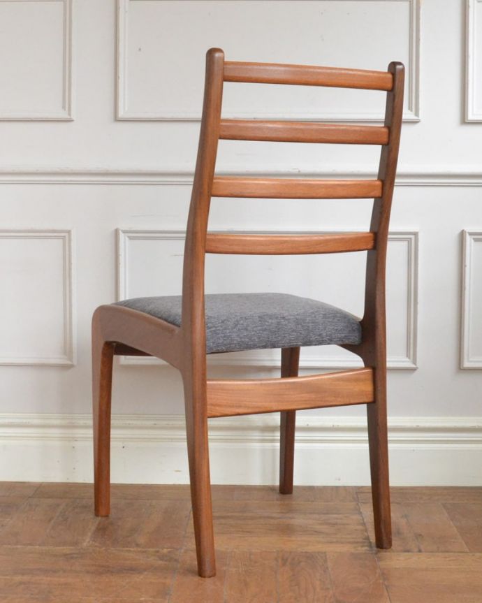 ダイニングチェア アンティーク チェア アンティーク ダイニングチェアー(G-plan) 後ろ姿にも自信があります新品ではないので経年変化によるキズはありますが、専門の職人が目立たないようキレイにお直しをしているので、後姿までキレイです。(k-1681-c)