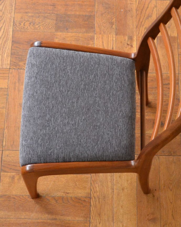 ダイニングチェア アンティーク チェア アンティーク ダイニングチェアー(G-plan) いつでも貼り替え出来ますシンプルなデザインを活かせるよう考えて座面の生地を選びました。(k-1681-c)