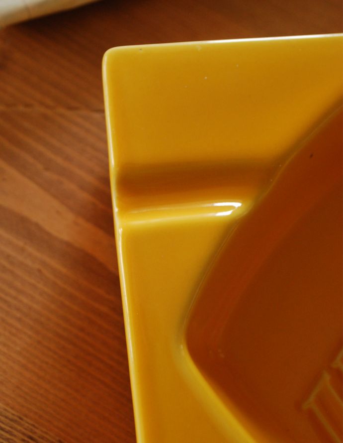 テーブルウェア(食器)　アンティーク雑貨　イギリスヴィンテージ雑貨、Benson & Hedges(ベンソン&ヘッジス)のアッシュトレイ。アンティークのため、多少の汚れ・傷がある場合がありますが、使用上問題はありませんので、ご了承下さい。(k-1681-z)