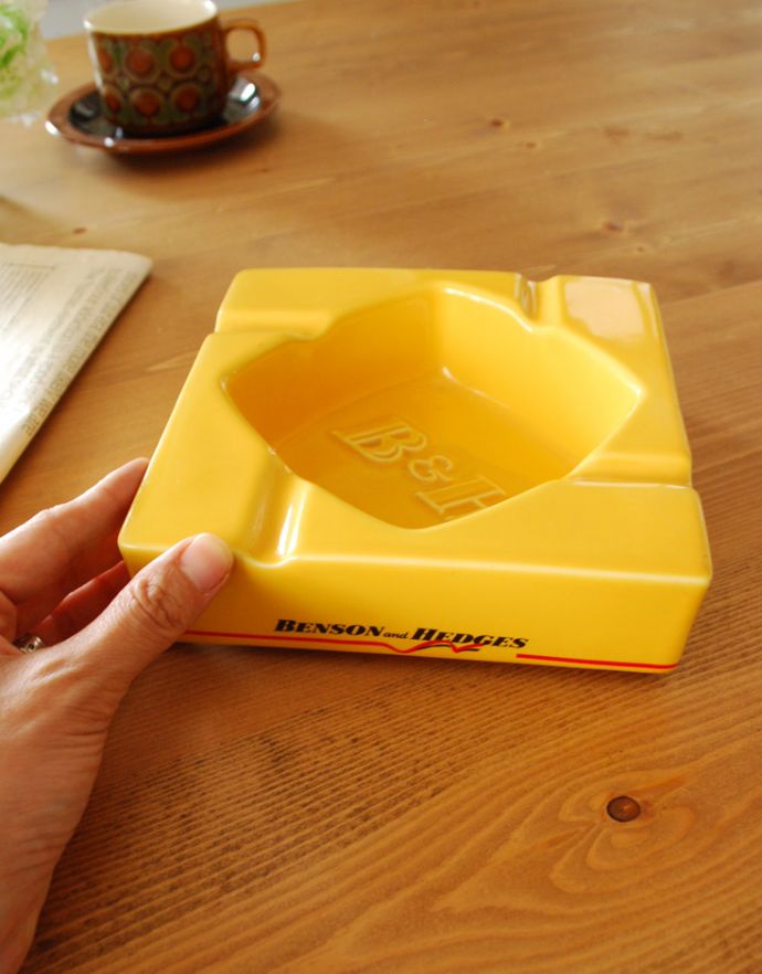 テーブルウェア(食器)　アンティーク雑貨　イギリスヴィンテージ雑貨、Benson & Hedges(ベンソン&ヘッジス)のアッシュトレイ。ショップやレストランでの喫煙ルームにも人気です。(k-1681-z)