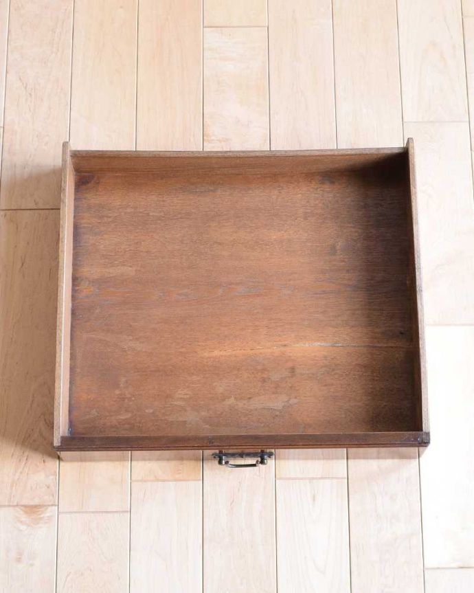 アンティークのドレッサー　アンティーク家具　英国のアンティーク家具、ウォルナット材のドレッシングテーブル（デスク）。引き出しの中もキレイに修復しました収納としても使えるよう、もちろん引き出しの中も職人がキレイにお直ししました。(k-1682-f)