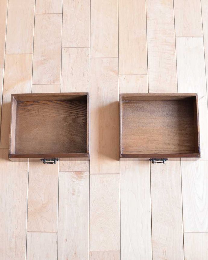 アンティークのドレッサー　アンティーク家具　英国のアンティーク家具、ウォルナット材のドレッシングテーブル（デスク）。天板の上には小さな引き出しも付いています口紅やアクセサリーを入れたり、印鑑や鍵などの貴重品をしまったり…と自由に使ってみてください。(k-1682-f)