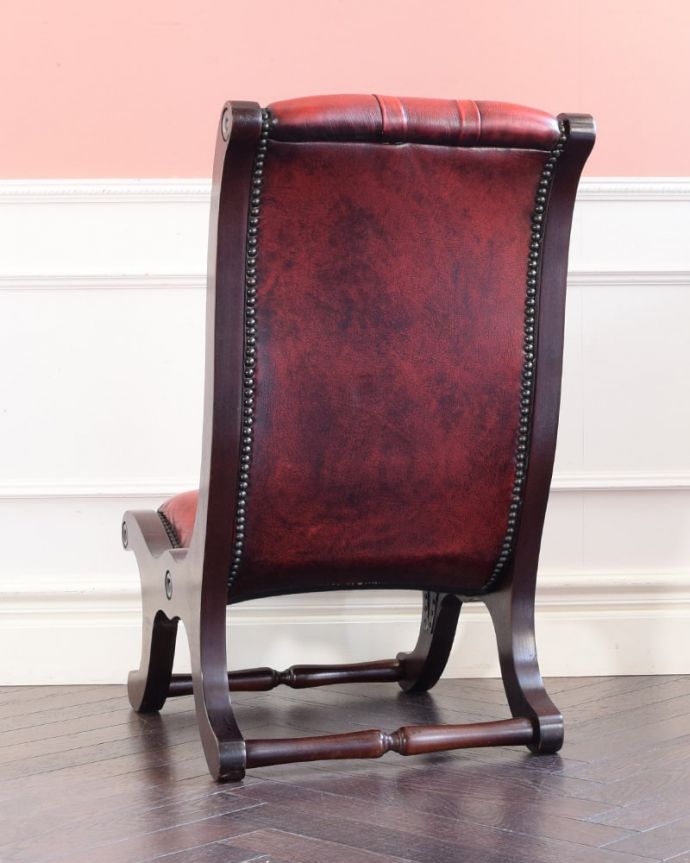 1Pソファ(ラウンジチェア)　アンティーク チェア　アンティーク チャイルドチェアー。後ろ姿までカッコいいドッシリとカッコいい後ろ姿に惚れ惚れしてしまいます。(k-1683-c)