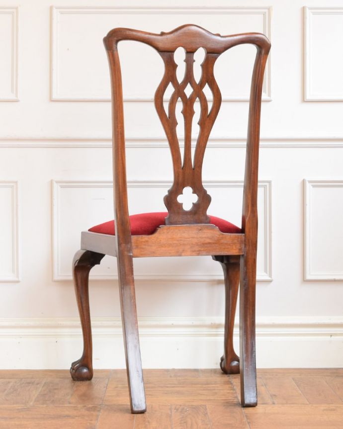 アンティークのサロンチェアの後ろ姿