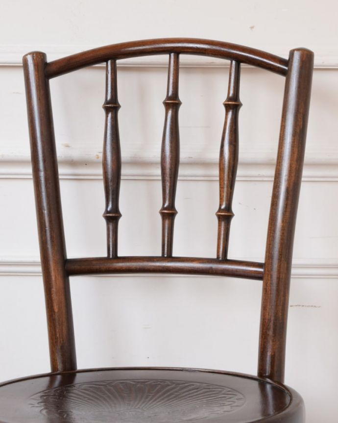 ダイニングチェア アンティーク チェア アンティーク ベントウッドチェアー 美しいだけじゃなくて強い!背もたれは木を切り出しているのではなく、1本の木材を蒸気で蒸して曲げているので、繊維が断ち切られず粘りがあって丈夫なんです。(k-1685-c)