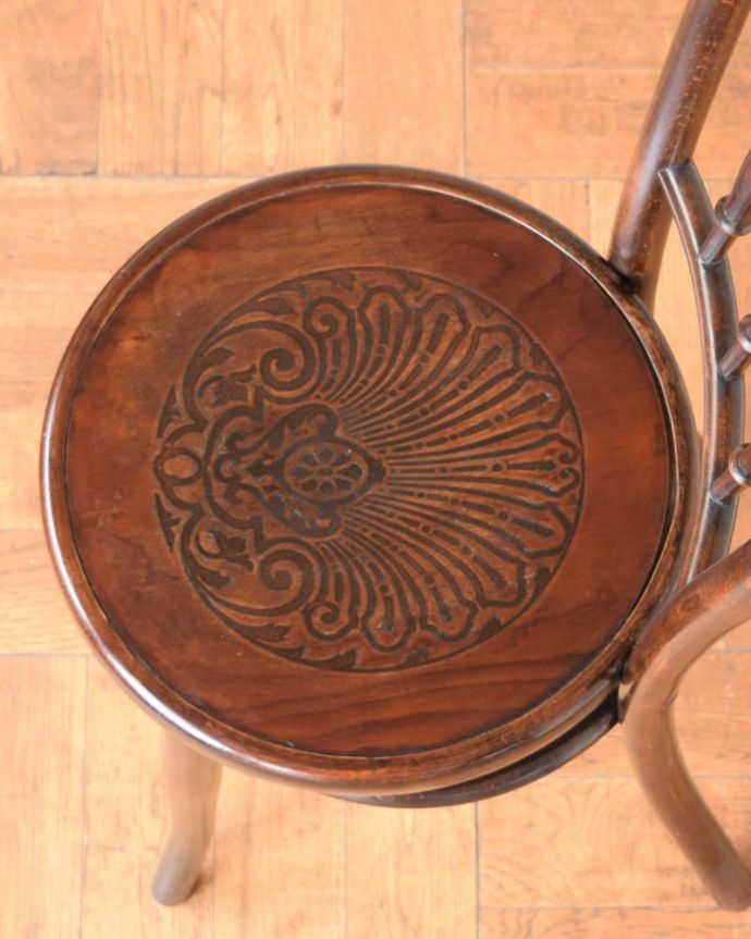 ダイニングチェア アンティーク チェア アンティーク ベントウッドチェアー 座面にも個性があります背もたれだけじゃなく座面にも注目!丸くて可愛い座面がベントウッドの特長です。(k-1685-c)