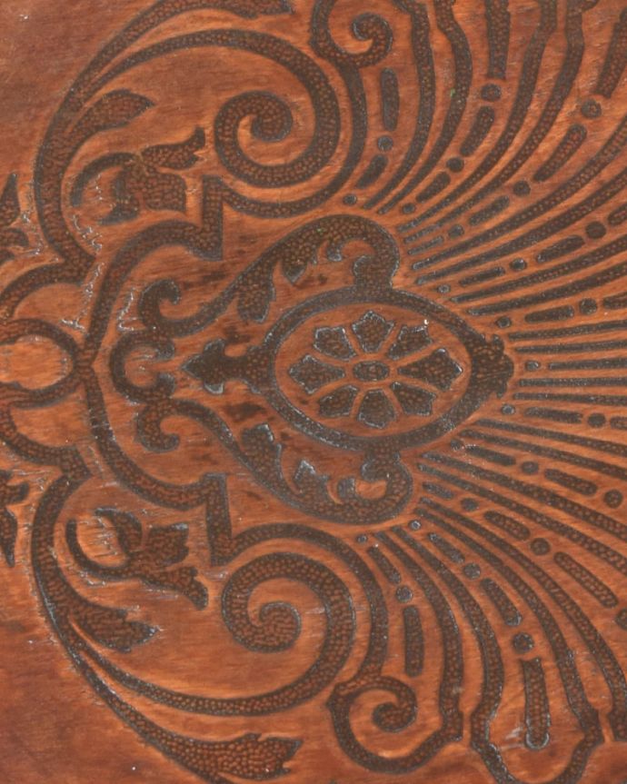 ダイニングチェア アンティーク チェア アンティーク ベントウッドチェアー 近くで見てみるとそれぞれ模様が違うベントウッドチェアの座面。(k-1685-c)