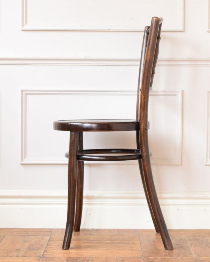 ダイニングチェア アンティーク チェア アンティーク ベントウッドチェアー 横顔も英国らしいカッコよさ英国のパブの雰囲気たっぷりのベントウッドチェアは、横から見てもカッコイイんです。(k-1685-c)