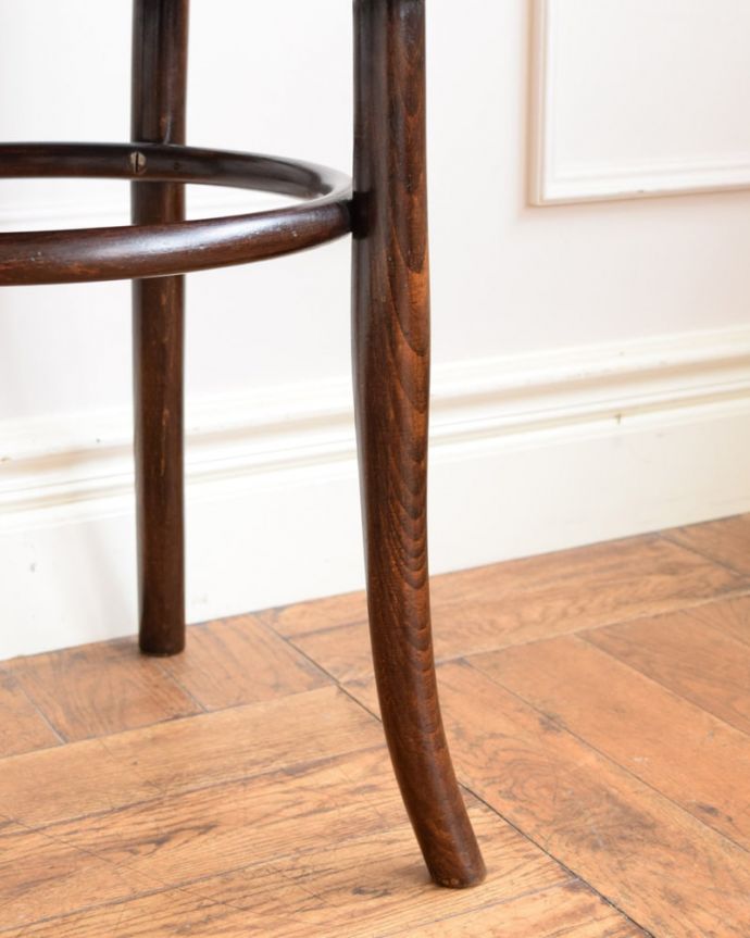 ダイニングチェア アンティーク チェア アンティーク ベントウッドチェアー 移動もラクラクHandleのアンティークチェアの脚の裏には、フェルトキーパーをお付けしていますので、床を滑らせてお使い頂けます。(k-1685-c)