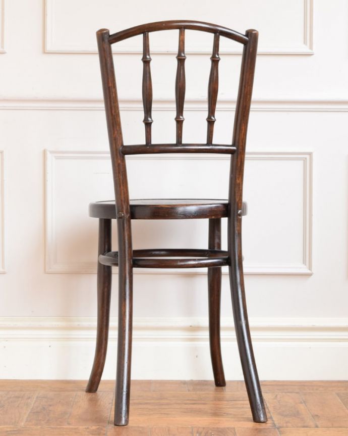 ダイニングチェア アンティーク チェア アンティーク ベントウッドチェアー 後ろ姿にも自信があります!アンティークは新品ではないので経年変化によるキズはありますが、しっかり修復して組み直したので安心して座って頂けます。(k-1685-c)