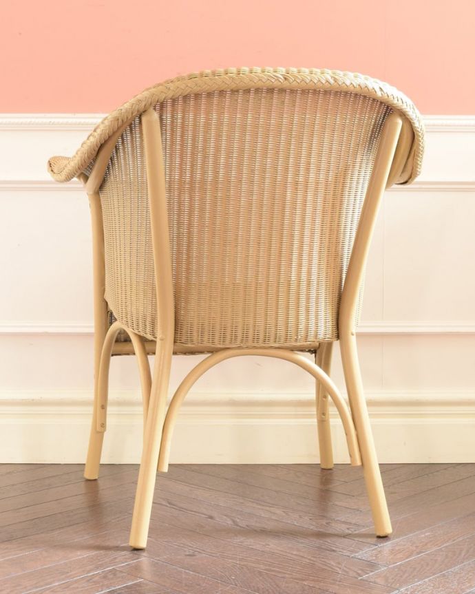 ロイドルーム アンティーク チェア アンティーク ロイドルームチェアー。後ろ姿にも自信があります!アンティークは新品ではないので経年変化によるキズはありますが、専門の職人が目立たないようキレイにお直しをしているので、後姿までキレイです。(k-1687-c)