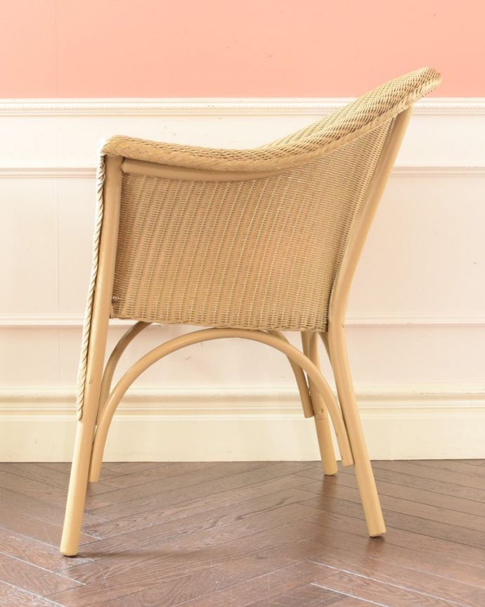 ロイドルーム アンティーク チェア アンティーク ロイドルームチェアー。横から見るとこんな感じです背もたれがゆるやかにカーブしているので、深く腰掛けるとよりリラックスできます。(k-1687-c)