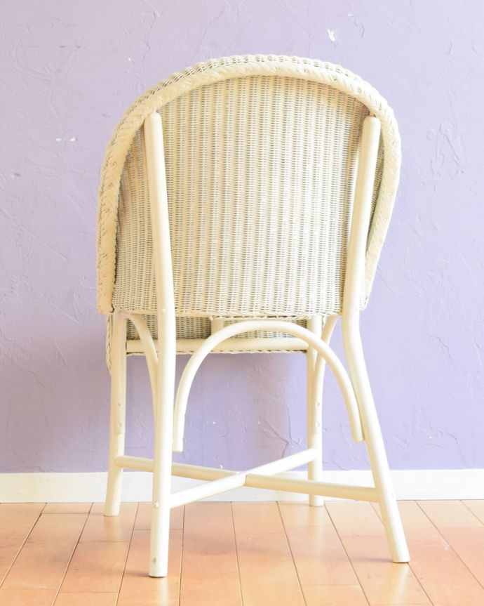 ロイドルーム アンティーク チェア アンティークのロイドルーム、イギリスで見つけたロイドルームチェア。後ろ姿にも自信があります!アンティークは新品ではないので経年変化によるキズはありますが、専門の職人が目立たないようキレイにお直しをしているので、後姿までキレイです。(k-1689-c)