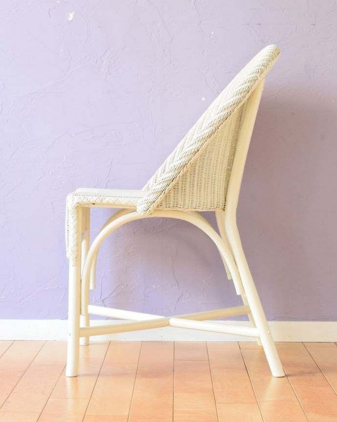 ロイドルーム アンティーク チェア アンティークのロイドルーム、イギリスで見つけたロイドルームチェア。横から見るとこんな感じです背もたれがゆるやかにカーブしているので、深く腰掛けるとよりリラックスできます。(k-1689-c)