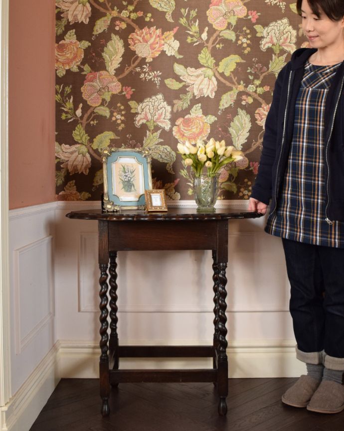 アンティークのテーブル　アンティーク家具　英国輸入のアンティーク家具、天板も脚も美しいオケージョナルテーブル（簡易テーブル）。パソコンやお茶をするテーブルにピッタリ！お部屋の片隅に置いてあるだけでオシャレな空気になります。(k-1689-f)