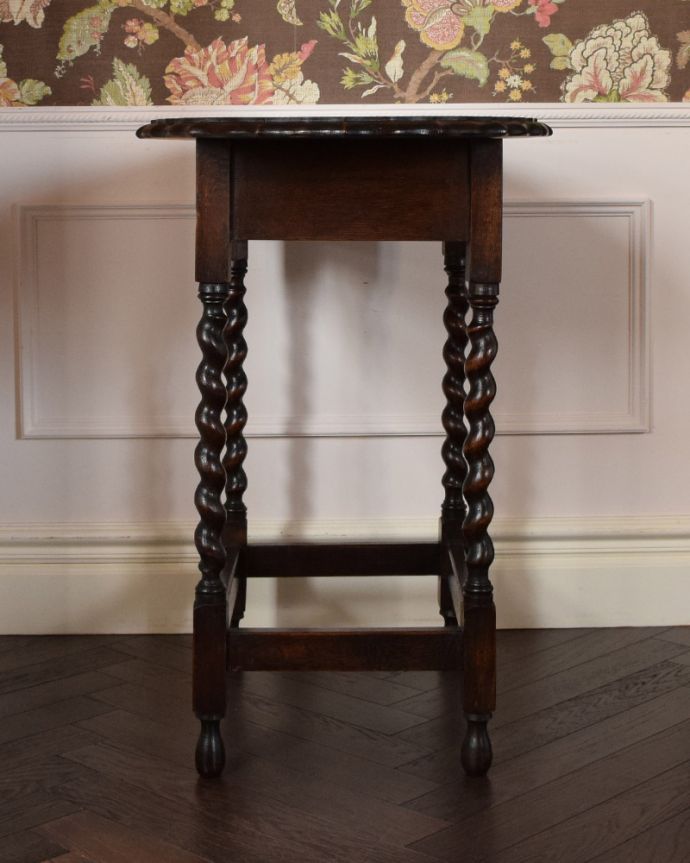 アンティークのテーブル　アンティーク家具　英国輸入のアンティーク家具、天板も脚も美しいオケージョナルテーブル（簡易テーブル）。横から見ると奥行きがスッキリしているのが分かります。(k-1689-f)