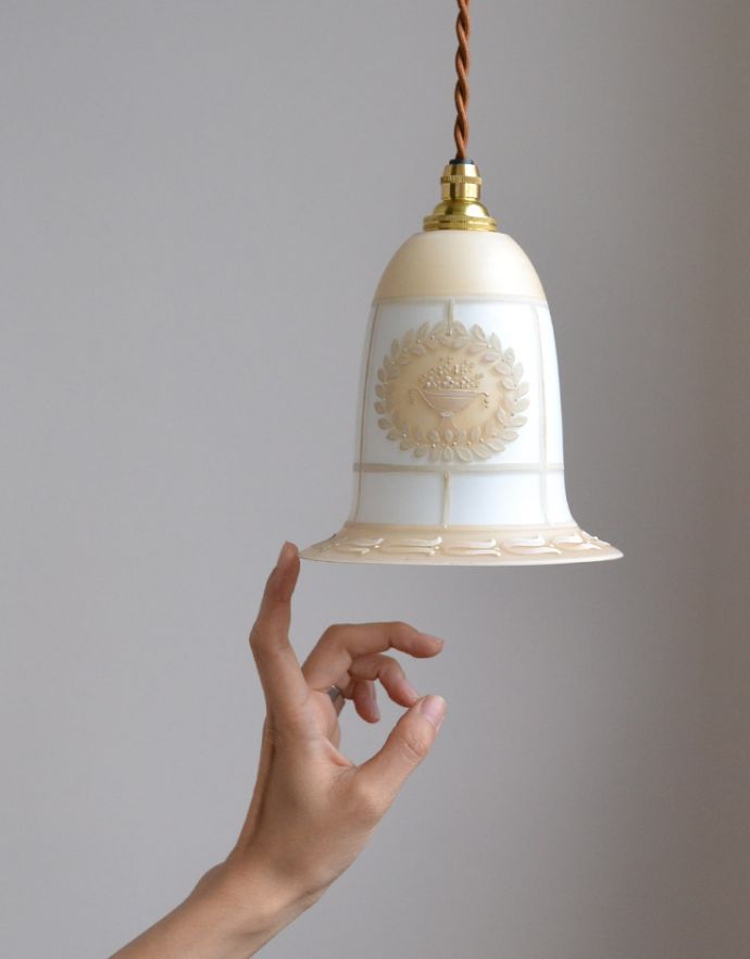 ペンダントライト　照明・ライティング　リーフのリースに花カゴのデザインが可愛い、アンティークガランプ(コード・シャンデリア電球・ギャラリーなし)。一点ものの魅力小さなペンダントライトは、取り付けやすく灯りが付いていない時も目立つ存在で、まさにお部屋の中のアクセサリーです。(k-1690-z)