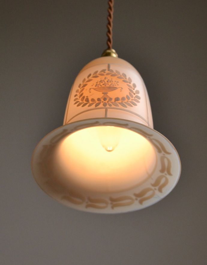 ペンダントライト　照明・ライティング　リーフのリースに花カゴのデザインが可愛い、アンティークガランプ(コード・シャンデリア電球・ギャラリーなし)。下から見上げると･･･実際に取り付けてカウンターやダイニングの下からのぞくとこんな感じです。(k-1690-z)