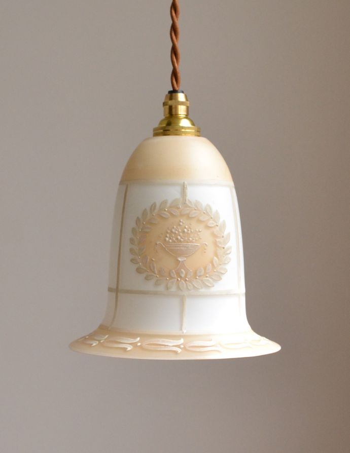 ペンダントライト　照明・ライティング　リーフのリースに花カゴのデザインが可愛い、アンティークガランプ(コード・シャンデリア電球・ギャラリーなし)。取り付け金具は日本仕様シェードはアンティークですが、取り付け金具は日本仕様の新しいものです。(k-1690-z)