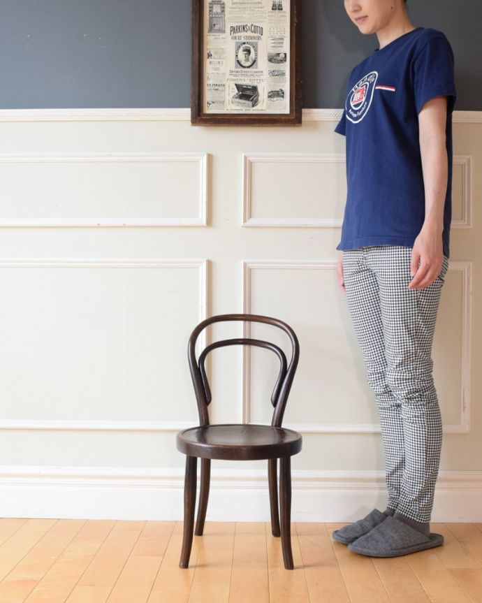 ダイニングチェア　アンティーク チェア　アンティーク チャイルドチェアー　一本の木をぐにゅっと曲げたベントウッドチェア背もたれのデザインが特長のベントウッドチェア。(k-1691-c)