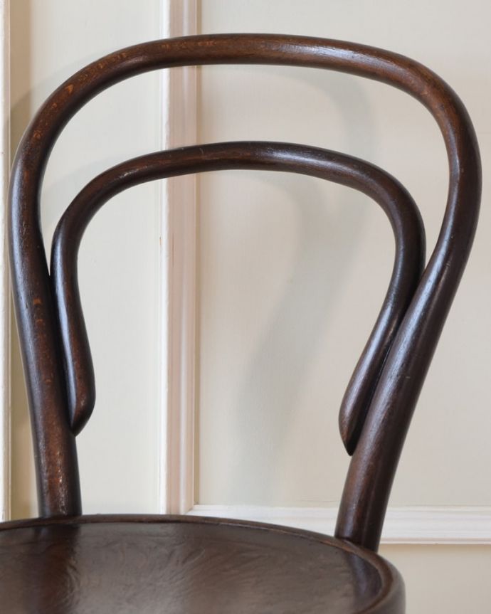 ダイニングチェア　アンティーク チェア　アンティーク チャイルドチェアー　美しいだけじゃなくて強い！背もたれは木を切り出しているのではなく、1本の木材を蒸気で蒸して曲げているので、繊維が断ち切られず粘りがあって丈夫なんです。(k-1691-c)
