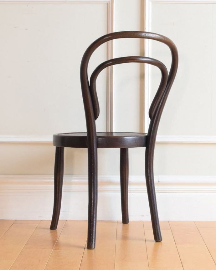 ダイニングチェア　アンティーク チェア　アンティーク チャイルドチェアー　後ろ姿にも自信があります！アンティークは新品ではないので経年変化によるキズはありますが、しっかり修復して組み直したので安心して座って頂けます。(k-1691-c)