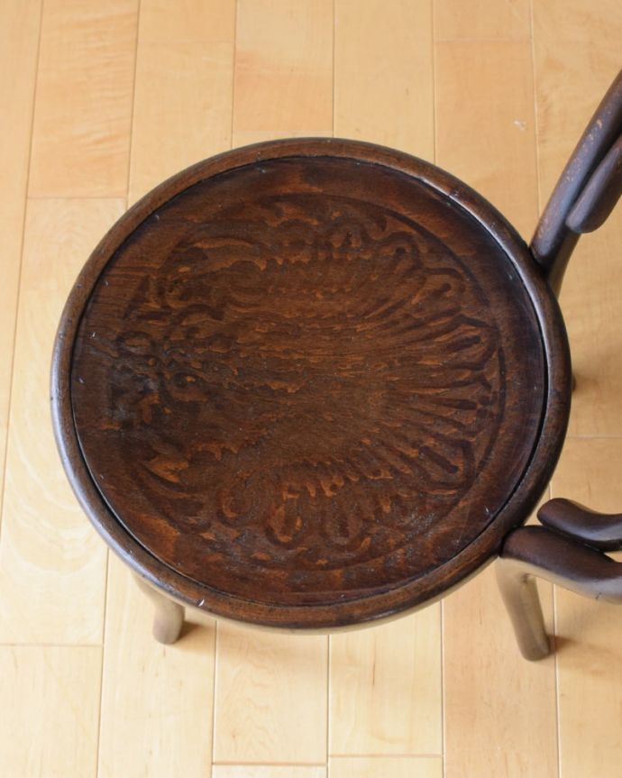 ダイニングチェア　アンティーク チェア　アンティーク チャイルドチェアー　座面にも個性があります背もたれだけじゃなく座面にも注目！丸みを帯びた可愛い座面がベントウッドの特長です。(k-1691-c)