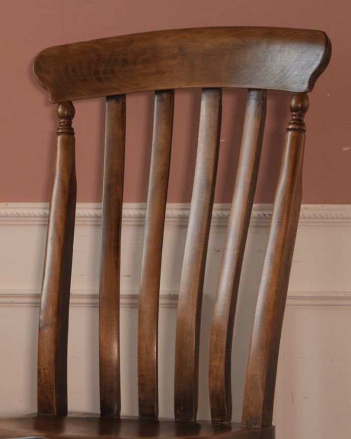 ロッキングチェア　アンティーク チェア　アンティーク ロッキングチェアー　しっかりと包み込んでくれる背もたれ･･･背中をしっかりと支えてくれる背もたれは、デザインもオシャレ。(k-1692-c)