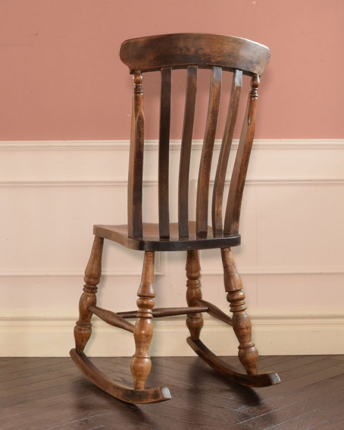 ロッキングチェア　アンティーク チェア　アンティーク ロッキングチェアー　後ろ姿にも自信があります！後ろから見てもやっぱりカッコいい。(k-1692-c)