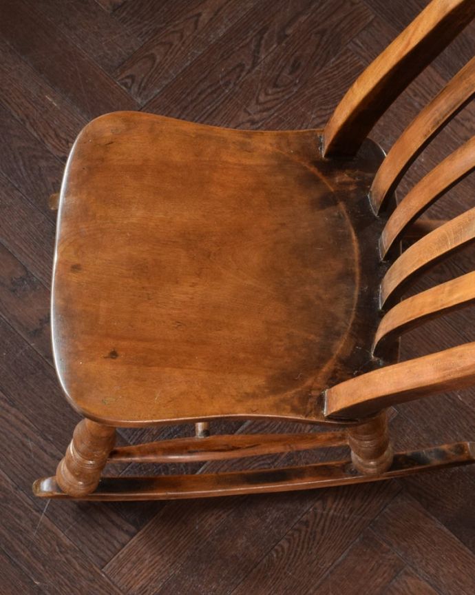 ロッキングチェア　アンティーク チェア　アンティーク ロッキングチェアー　座面に隠されたヒミツお尻と太もも部分に座りやすいように入っている座繰りという彫。(k-1692-c)