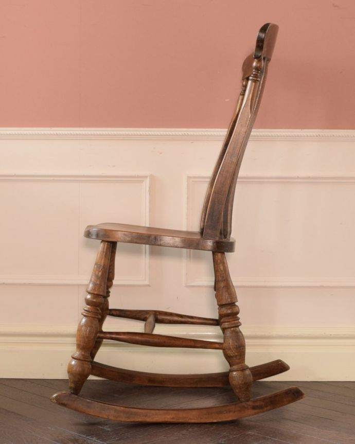 ロッキングチェア　アンティーク チェア　アンティーク ロッキングチェアー　横から見てもカッコいい！バツグンの掛け心地が自慢のロッキングチェア。(k-1692-c)