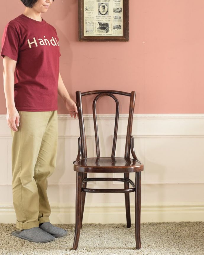 ダイニングチェア　アンティーク チェア　アンティーク ベントウッドチェアー　一本の木をぐにゅっと曲げたベントウッドチェア背もたれのデザインが特長のベントウッドチェア。(k-1693-c)