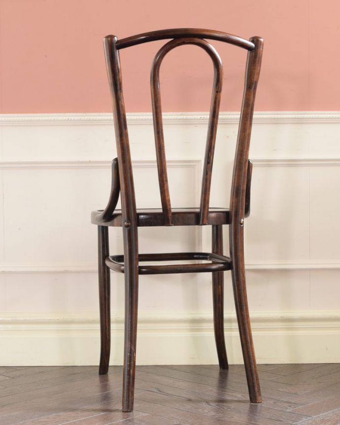 ダイニングチェア　アンティーク チェア　アンティーク ベントウッドチェアー　後ろ姿にも自信があります！アンティークは新品ではないので経年変化によるキズはありますが、しっかり修復して組み直したので安心して座って頂けます。(k-1693-c)