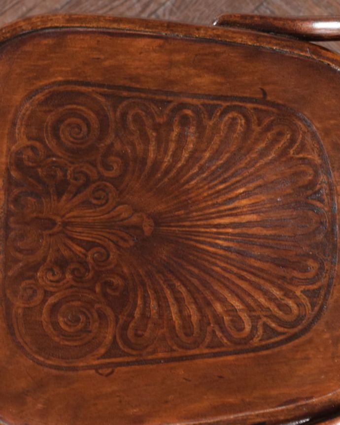 ダイニングチェア　アンティーク チェア　アンティーク ベントウッドチェアー　近くで見てみるとそれぞれ模様が違うベントウッドチェアの座面。(k-1693-c)