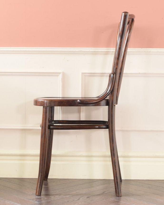 ダイニングチェア　アンティーク チェア　アンティーク ベントウッドチェアー　横顔も英国らしいカッコよさ英国のパブの雰囲気たっぷりのベントウッドチェアは、横から見てもカッコイイんです。(k-1693-c)