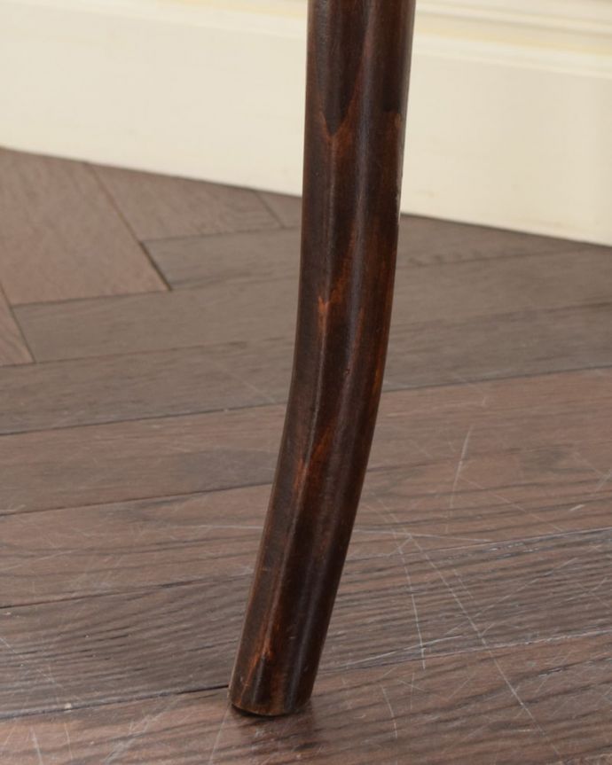 ダイニングチェア　アンティーク チェア　アンティーク ベントウッドチェアー　移動もラクラクHandleのアンティークチェアの脚の裏には、フェルトキーパーをお付けしていますので、床を滑らせてお使い頂けます。(k-1693-c)