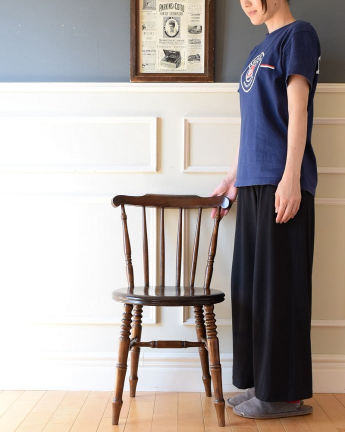 ダイニングチェア　アンティークチェア・椅子　アンティーク キッチンチェアー　なんとも言えないあたたかみのある椅子家庭のキッチンで使われていた素朴なデザインの椅子は、なんだかほっこりあたたかい雰囲気なんです。(k-1694-c)