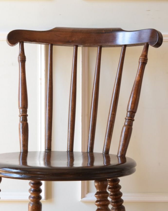 ダイニングチェア　アンティークチェア・椅子　アンティーク キッチンチェアー　背もたれは家庭のデザイン同じように見えて、それぞれの家庭で少しずつ違う背もたれのデザイン。(k-1694-c)