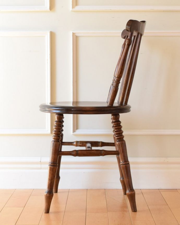 ダイニングチェア　アンティークチェア・椅子　アンティーク キッチンチェアー　横顔もほっこりデザイン横から見ても、なんだかほっこりぬくもりあるデザイン。(k-1694-c)