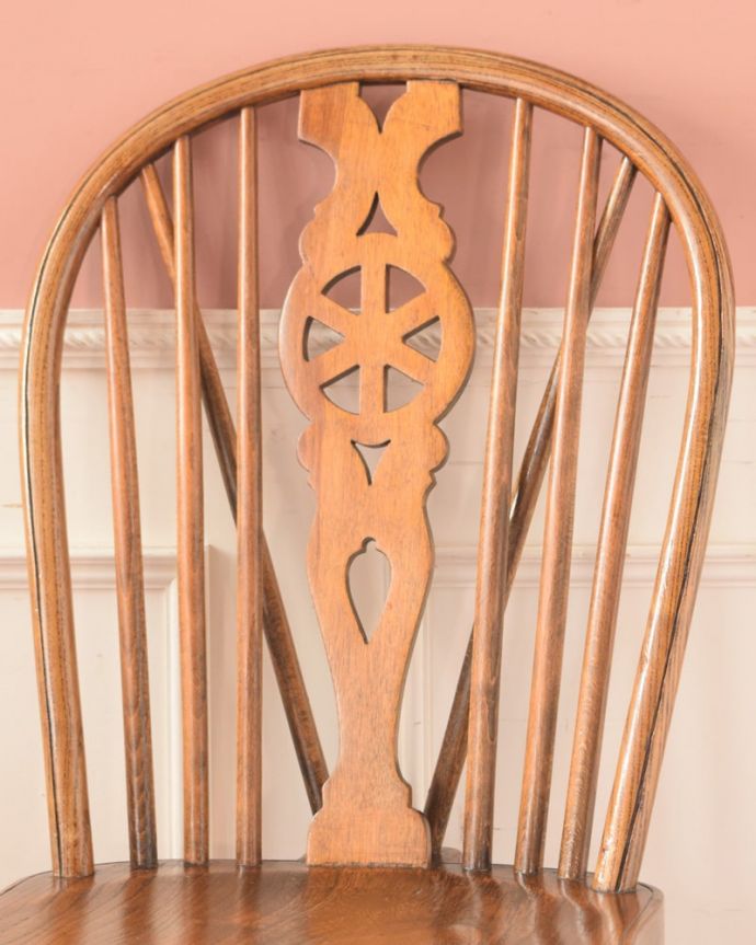 ダイニングチェア アンティーク チェア アンティーク キッチンチェアー 背もたれのデザインに注目!やっぱり一番の特長は背中に彫られたホイール(車輪)。(k-1695-c)