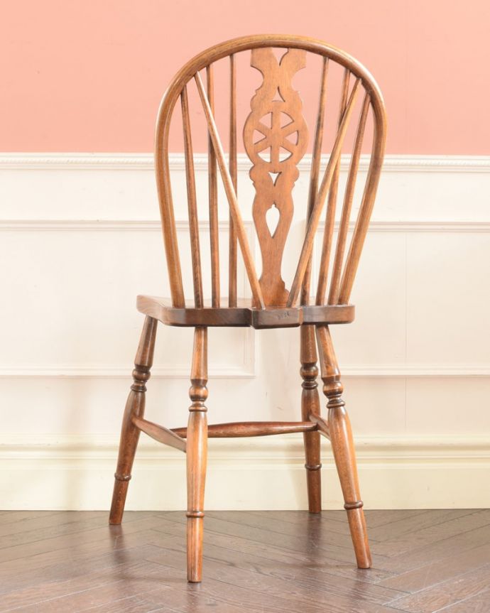 ダイニングチェア アンティーク チェア アンティーク キッチンチェアー 後ろ姿にも自信があります!椅子は後ろから見られることも多いので、ぜひチェックしてみて下さい。(k-1695-c)