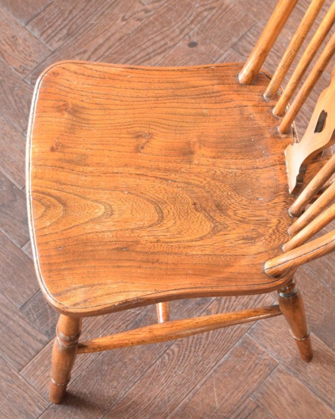 ダイニングチェア アンティーク チェア アンティーク キッチンチェアー 座面に隠されたヒミツ「座繰り」と言って、お尻と太もも部分に彫が入っているんです。(k-1695-c)