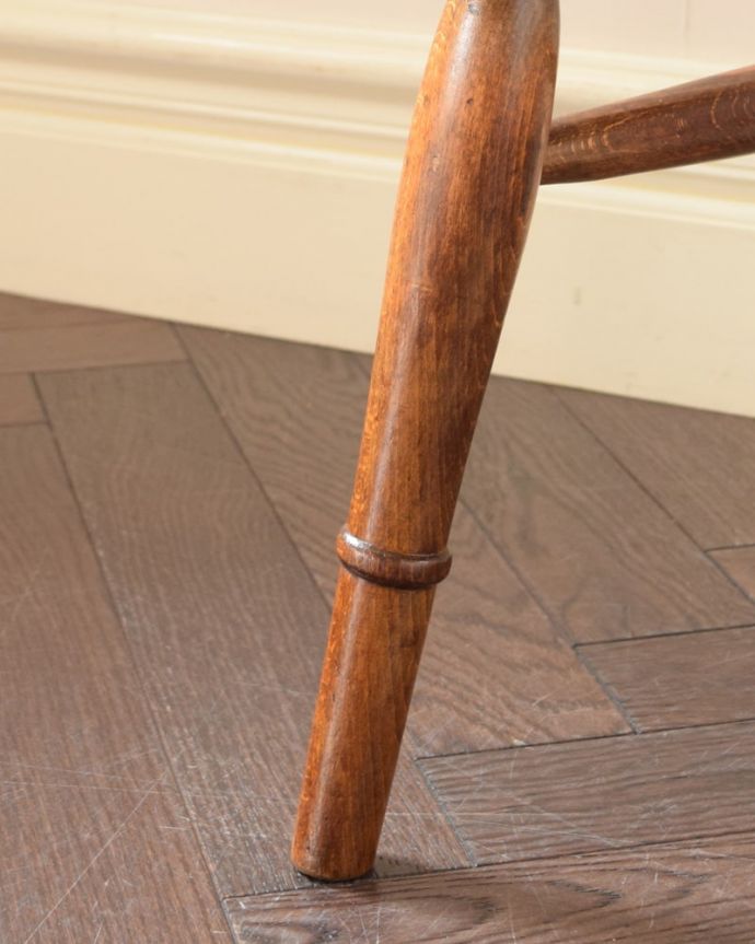 ダイニングチェア アンティーク チェア アンティーク キッチンチェアー 移動もラクラクHandleのアンティークチェアは脚の裏にフェルトキーパーをお付けしています。(k-1695-c)