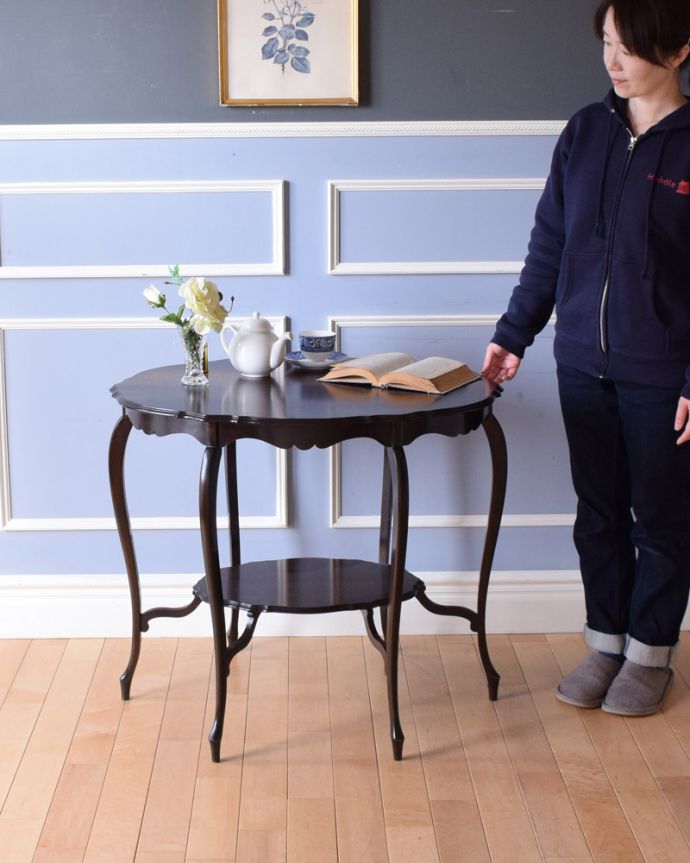 アンティークのテーブル アンティーク家具 天板のカッティングが可憐、アンティークティーテーブル(オケージョナルテーブル)。どんな場所でも便利に使える小さなテーブルそもそも「オケージョナル」とは「便利に使える」と言う意味。(k-1696-f)