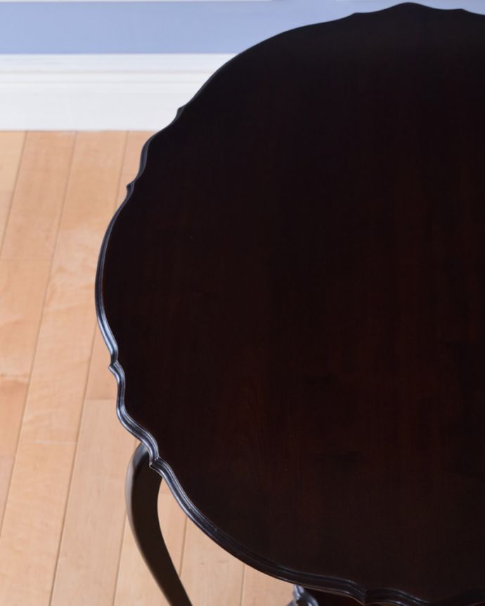 アンティークのテーブル アンティーク家具 天板のカッティングが可憐、アンティークティーテーブル(オケージョナルテーブル)。天板の周りのデザインもステキ天板の周りのカッティングも美しいんです。(k-1696-f)