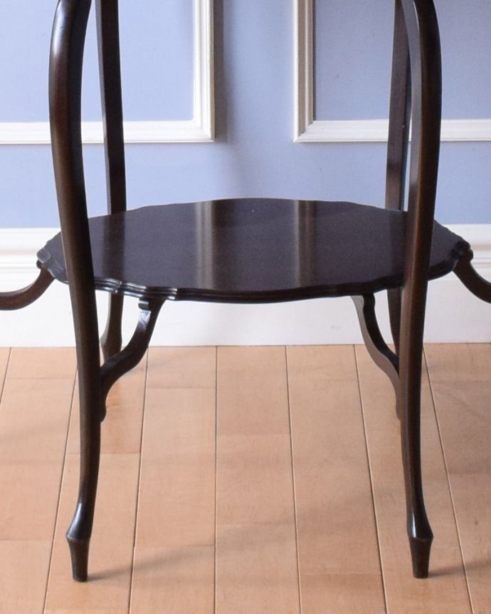 アンティークのテーブル アンティーク家具 天板のカッティングが可憐、アンティークティーテーブル(オケージョナルテーブル)。天板の下には便利な棚付き下の棚も優雅なフォルム。(k-1696-f)