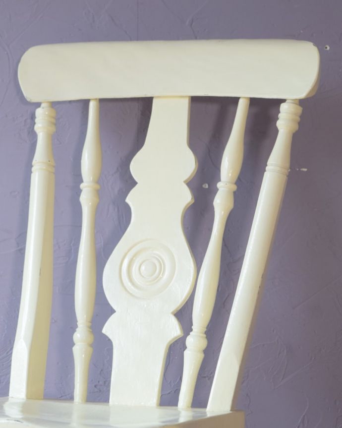 ロッキングチェア　アンティーク チェア　アンティーク ロッキングチェアー　しっかりと包み込んでくれる背もたれ･･･背中をしっかりと支えてくれる背もたれは、デザインもオシャレ。(k-1697-c)