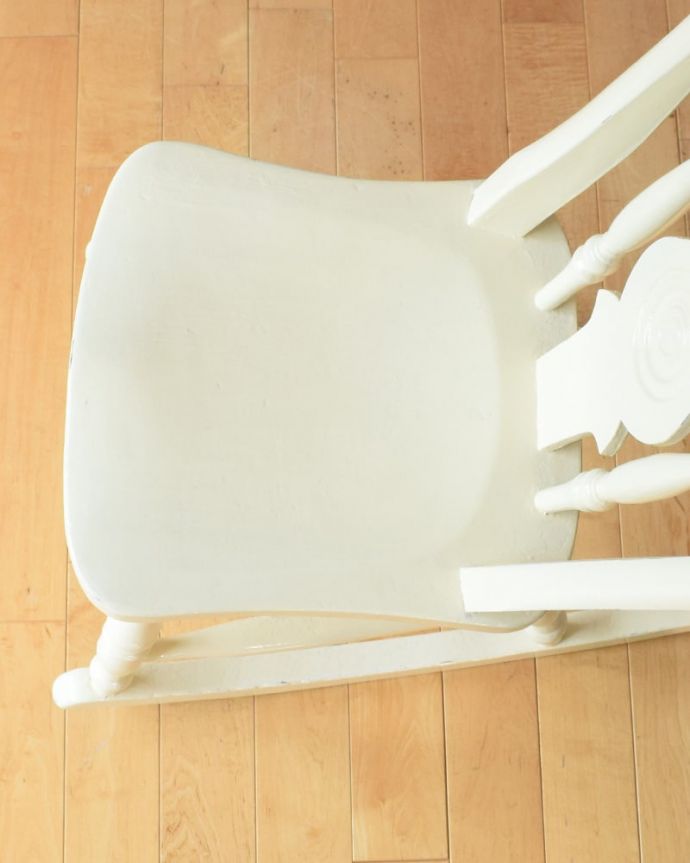 ロッキングチェア　アンティーク チェア　アンティーク ロッキングチェアー　座面に隠されたヒミツお尻と太もも部分に座りやすいように入っている座繰りという彫。(k-1697-c)