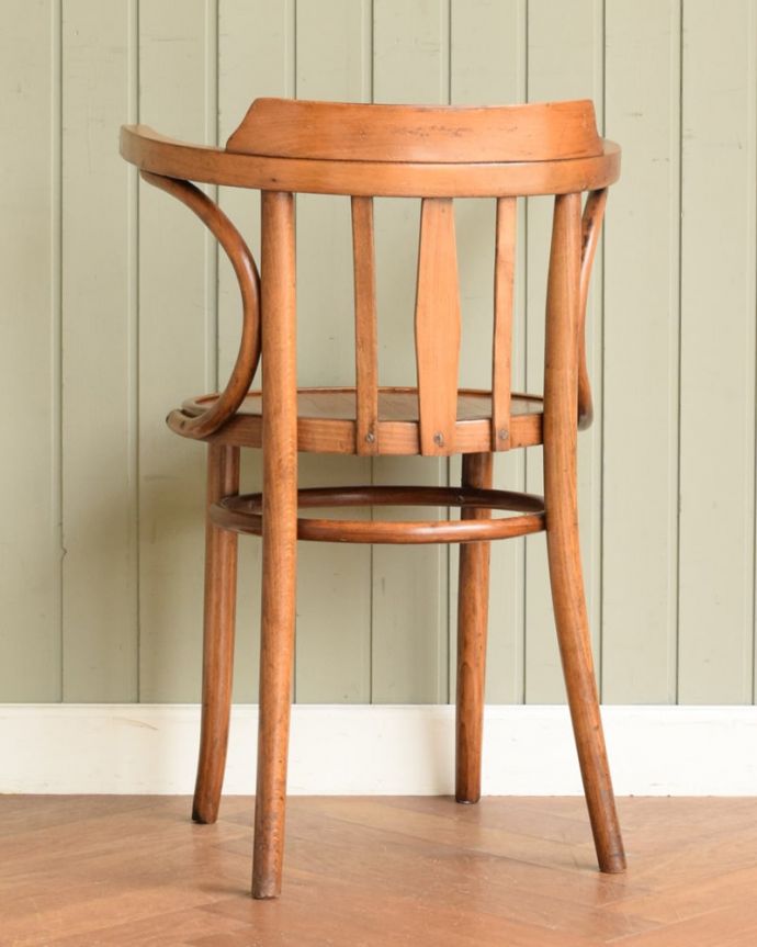 おしゃれな椅子、ベントウッドチェアの後ろ姿