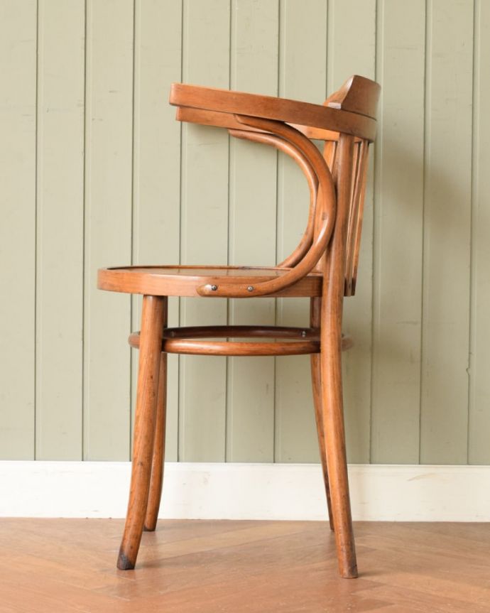 ベントウッドチェアの側面